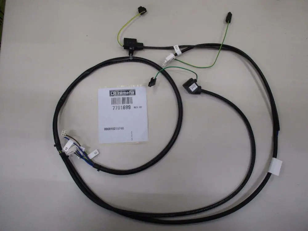 Kabel von Remeha mit mehreren Steckverbindern und Leitungen, abgebildet auf einem hellen Hintergrund. 